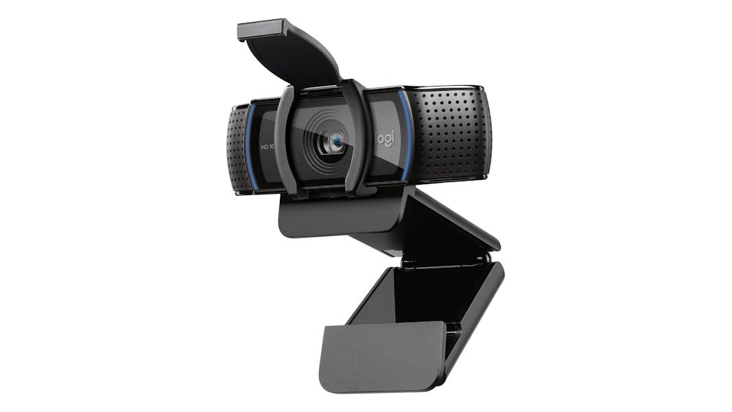 Preço caiu: Logitech C920s entrega vídeo em Full HD e som estéreo Em tempos de trabalho remoto, aulas online e transmissões ao vivo, as webcams se tornaram indispensáveis. Modelos com boa resolução e microfones integrados garantem imagem nítida e som claro, elevando a qualidade de reuniões, videoaulas e conteúdos gravados. Preço caiu: Logitech C920s entrega vídeo em Full HD e som estéreo