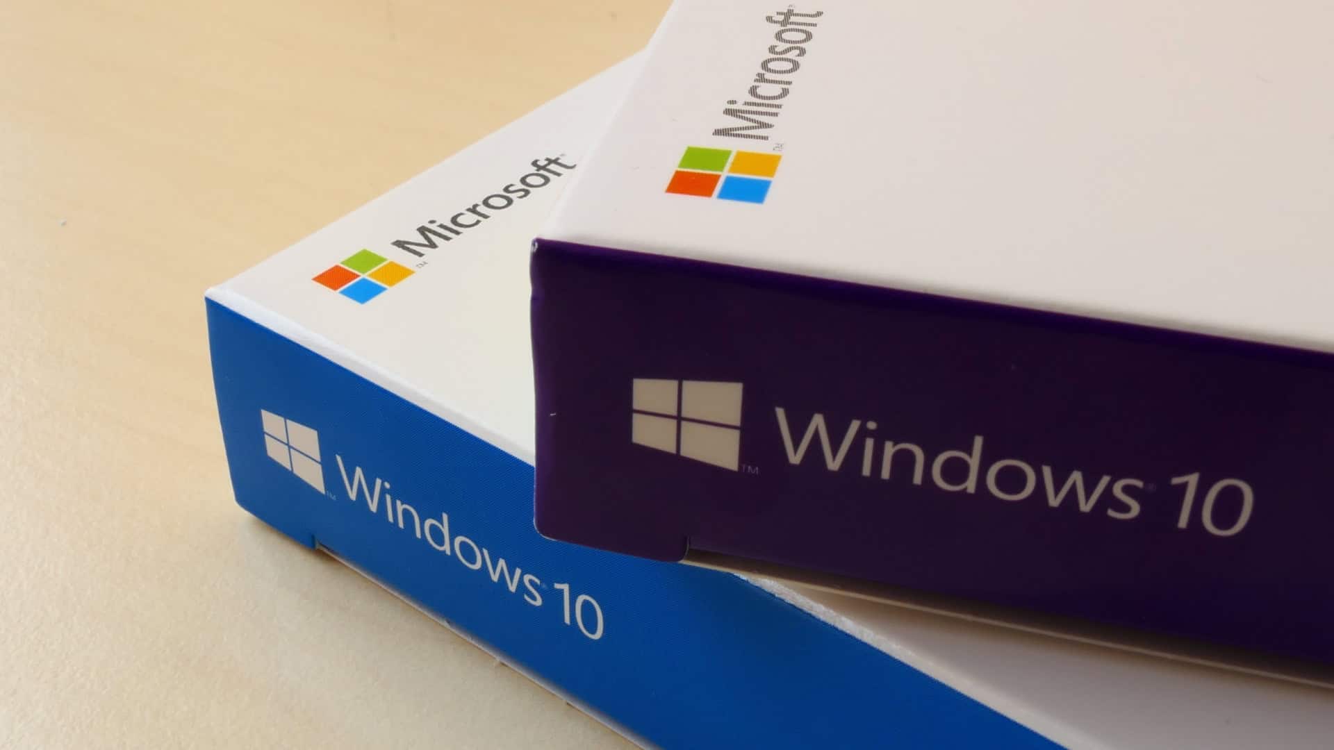 Duas caixas com o CD de instalação do Windows 10 empilhadas