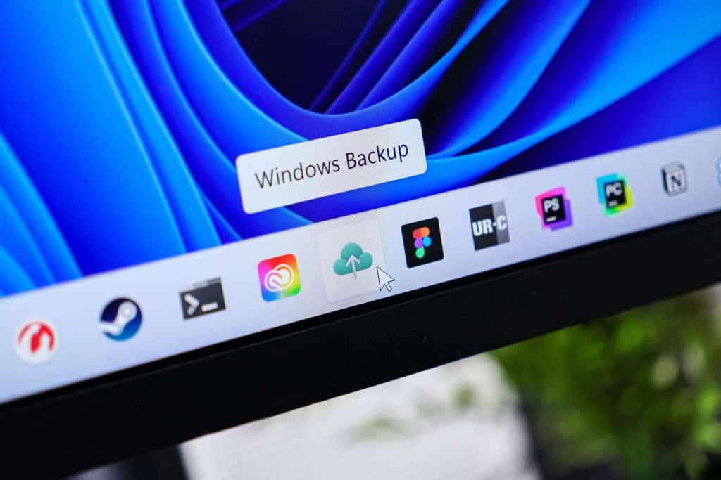 O ícone do aplicativo Windows Backup em uma tela de computador, com um cursor do mouse, ilustrando o armazenamento de dados em nuvem e o backup confiável do sistema