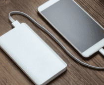 foto de um celular sendo carregado em um power bank