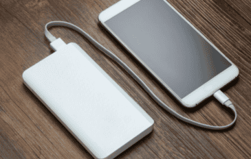 foto de um celular sendo carregado em um power bank