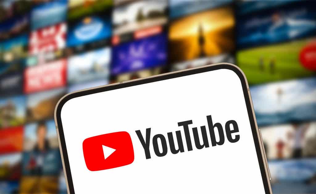 Logo do YouTube em um smartphone