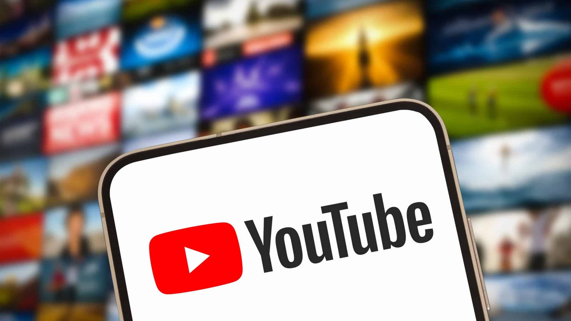 Logo do YouTube em um smartphone