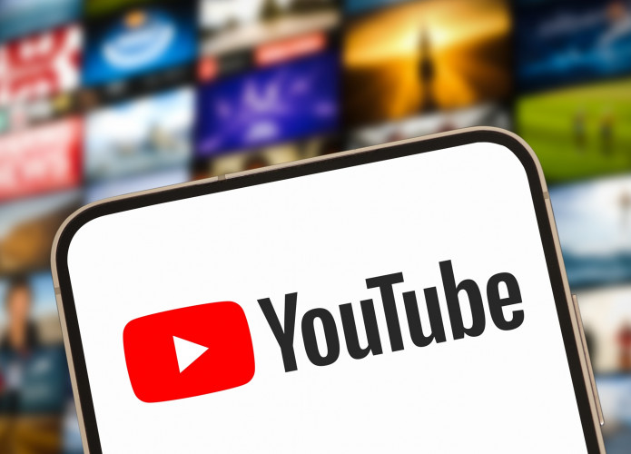Logo do YouTube em um smartphone
