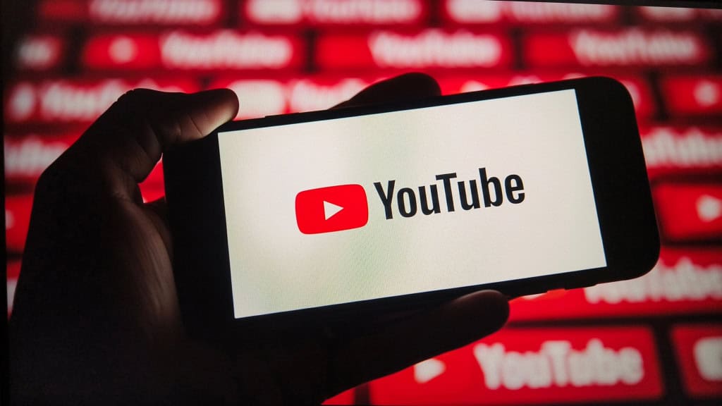 Logo do YouTube em um smartphone na horizontal