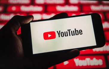 Logo do YouTube em um smartphone na horizontal