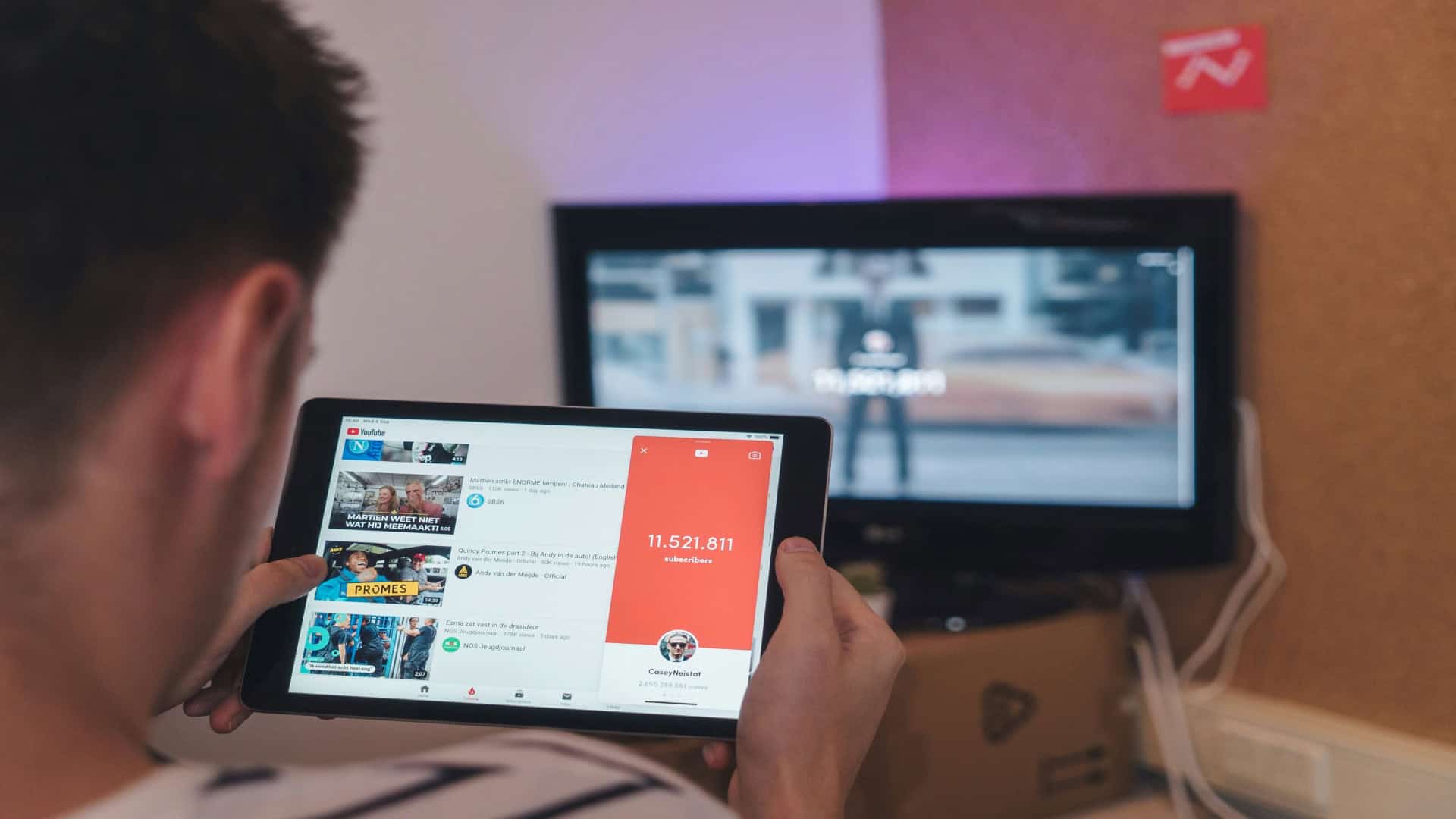 Imagem mostra rapaz assistindo vídeos no Youtube