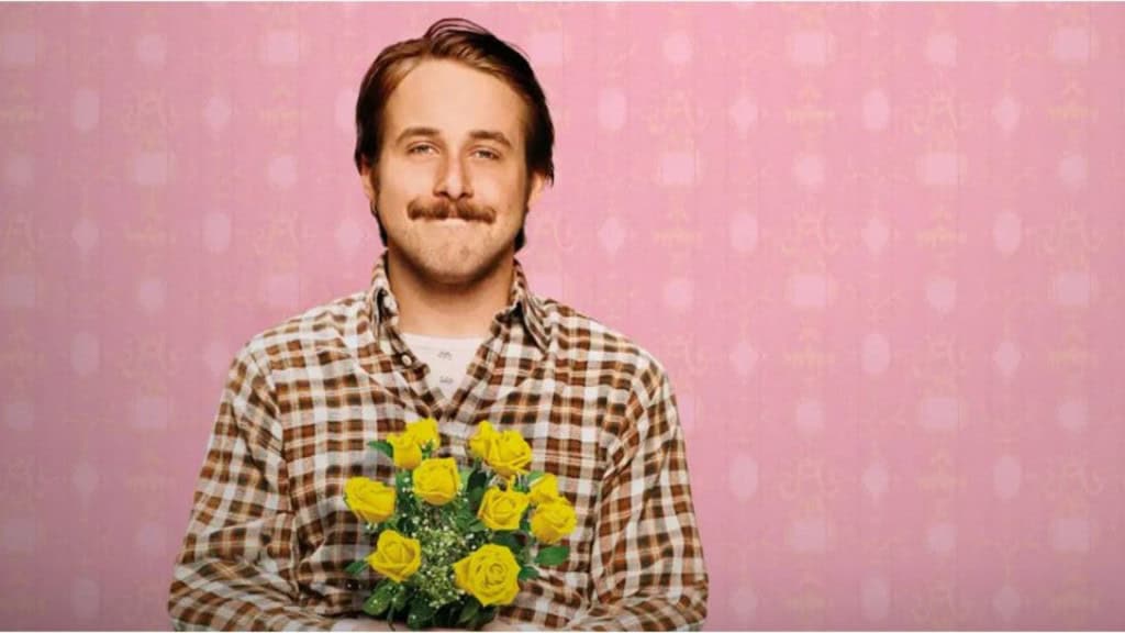 Homem com sorriso de boca fechada, com flores rosas de cor amarela em fundo cor de rosa.