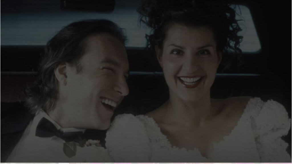 Um casal sorrindo dentro de um carro após o casamento