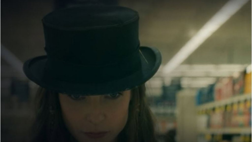 Mulher de chapéu de mágico olhando para baixo