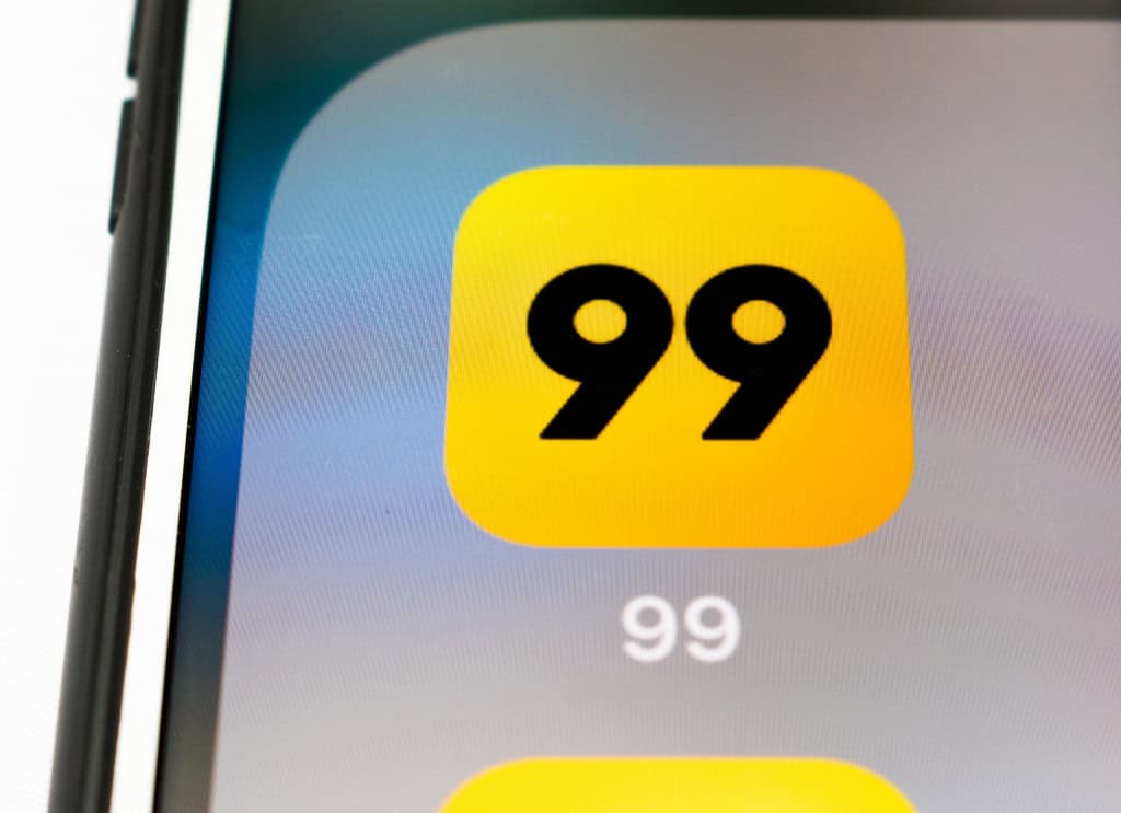 Logo do app da 99 em um smartphone