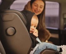 mãe com seu filho na cadeirinha dentro do carro