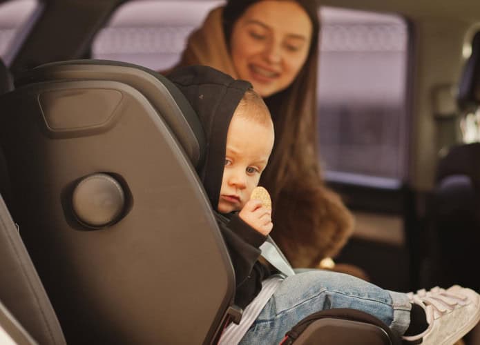 mãe com seu filho na cadeirinha dentro do carro