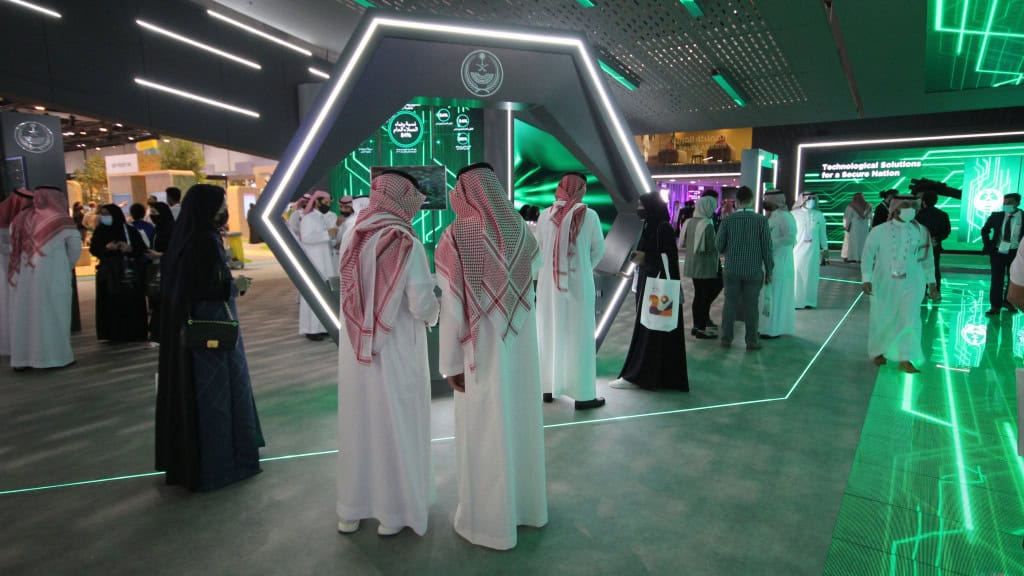 Pessoas da Arábia Saudita participando de evento de tecnologia