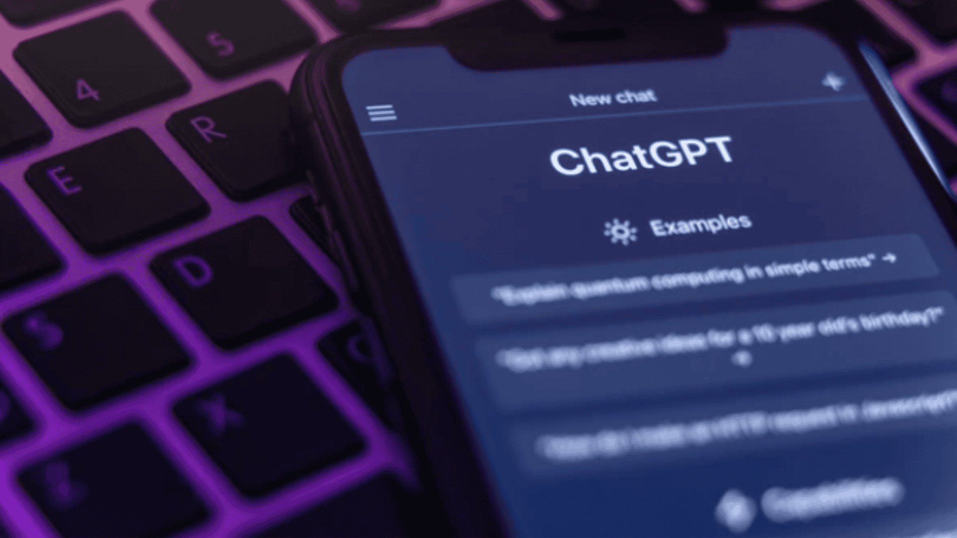 imagem de um celular com o chat gpt aberto na tela, e um teclado de fundo