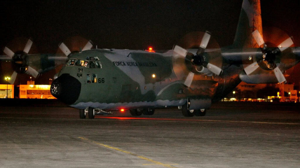 Avião C-130 Hercules da Força Aérea Brasileira (FAB) estacionado em aeroporto