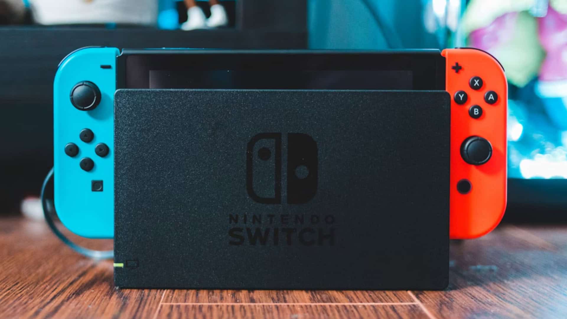 Console Nintendo Switch na base sobre mesa de madeira