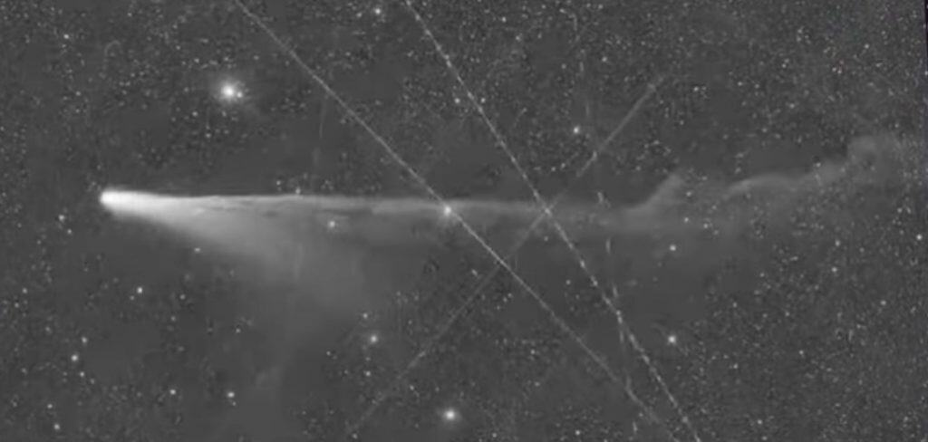 Todos os pequenos riscos que aparecem na imagem são satélites ou pedaços de lixo espacial (Imagem: Reprodução)