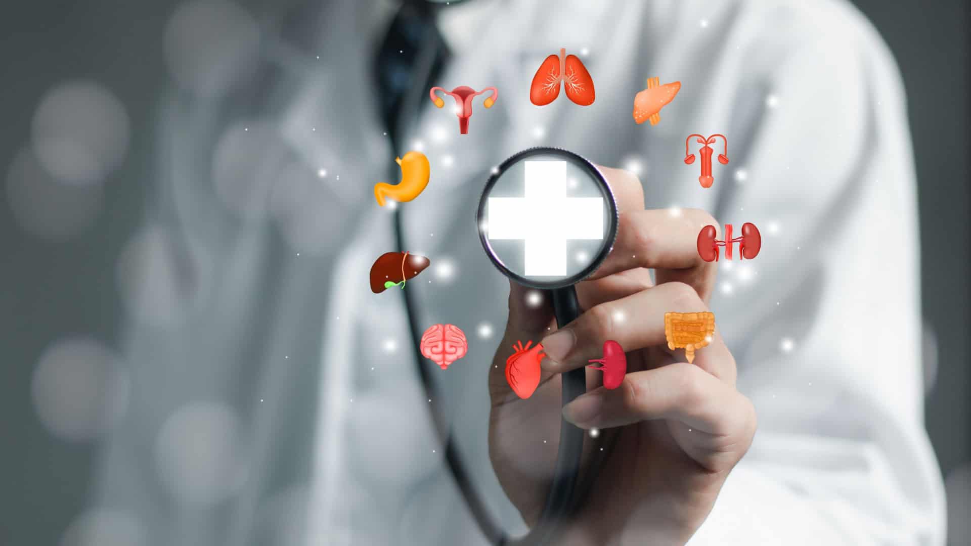 Uma pessoa com jaleco branco segura um estetoscópio com um símbolo de cruz brilhante no centro, cercado por ícones coloridos de órgãos humanos, representando cuidado médico completo.
