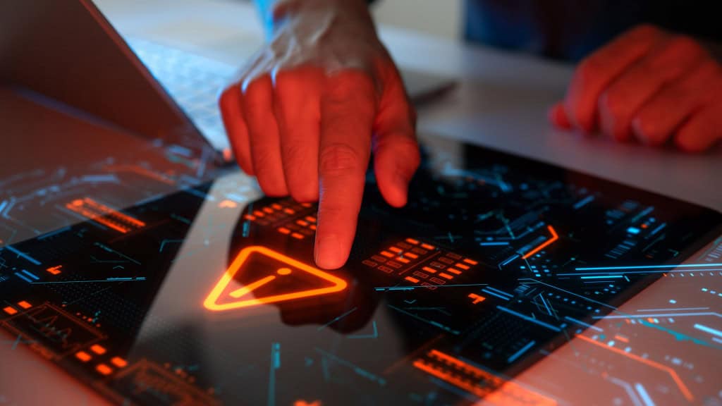 Montagem de homem tocando em sinal de alerta em painel de cibersegurança