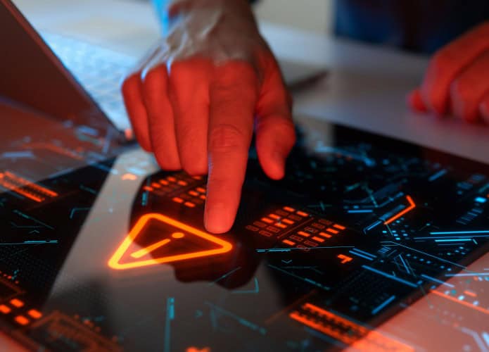 Montagem de homem tocando em sinal de alerta em painel de cibersegurança