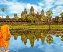 Dois monges em beira de espelho d'água olhando para templo Angkor
