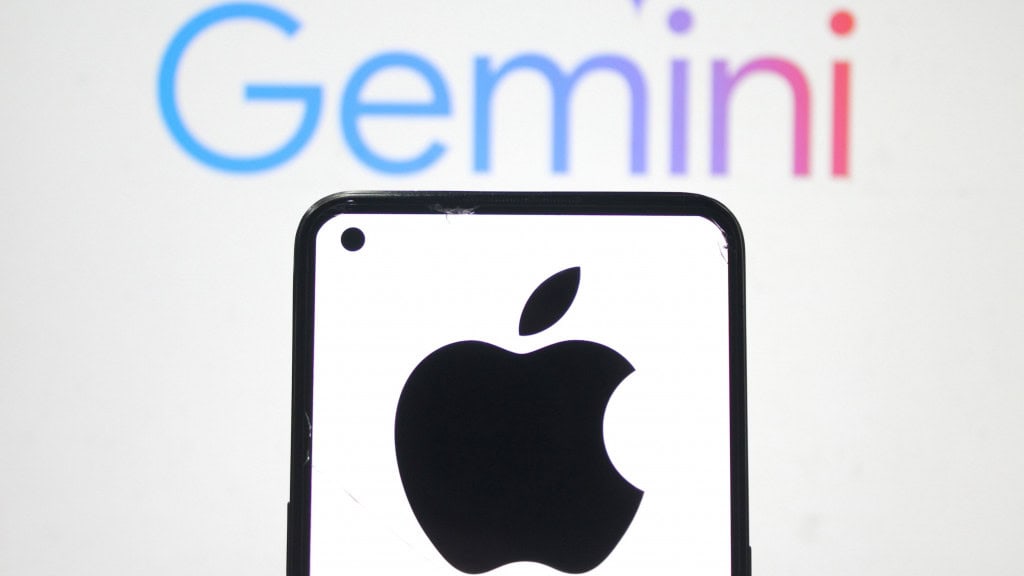 Celular exibindo logomarca da Apple na tela colocado na frente de outra tela exibindo logomarca do Gemini, do Google