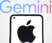 Celular exibindo logomarca da Apple na tela colocado na frente de outra tela exibindo logomarca do Gemini, do Google