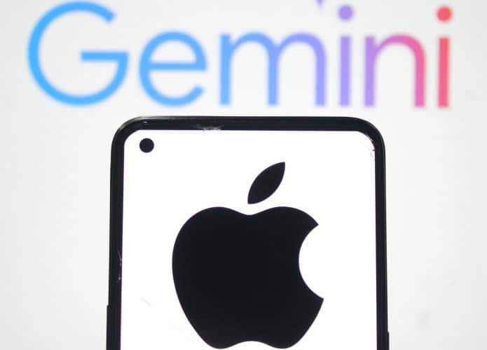 Celular exibindo logomarca da Apple na tela colocado na frente de outra tela exibindo logomarca do Gemini, do Google
