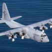 Vião de cima de avião C-130 Hercules da Força Aérea dos Estados Unidos voando sobre oceano