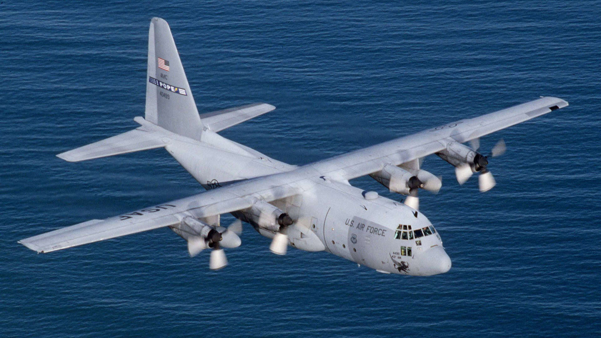 Vião de cima de avião C-130 Hercules da Força Aérea dos Estados Unidos voando sobre oceano
