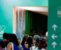 Placa, corredor e gente na COP30, em Belém