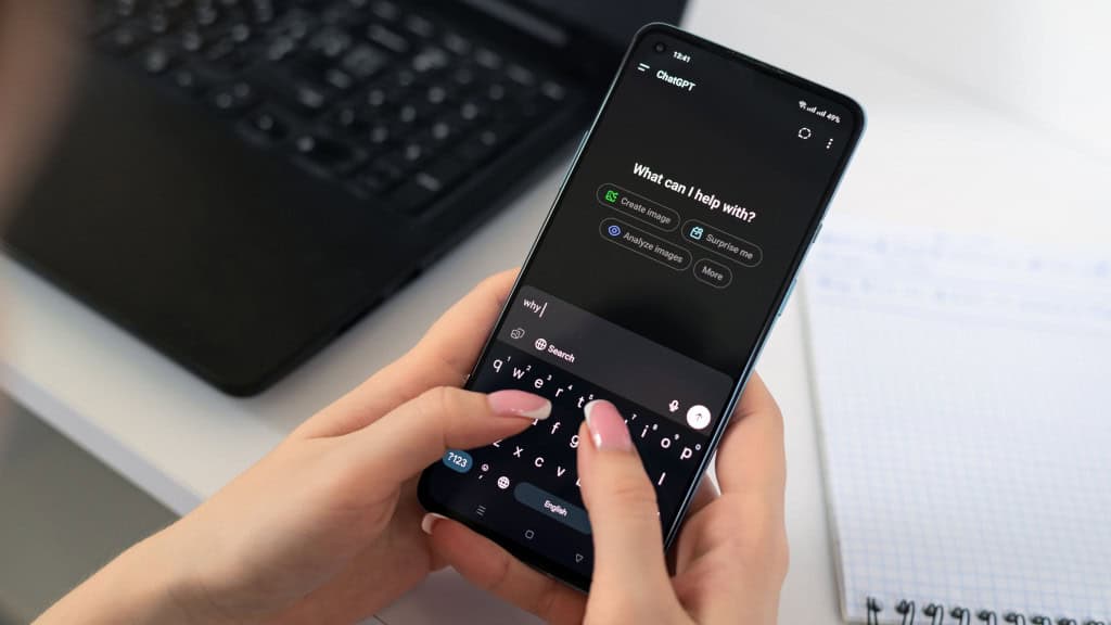 Pessoa usando ChatGPT num celular Android