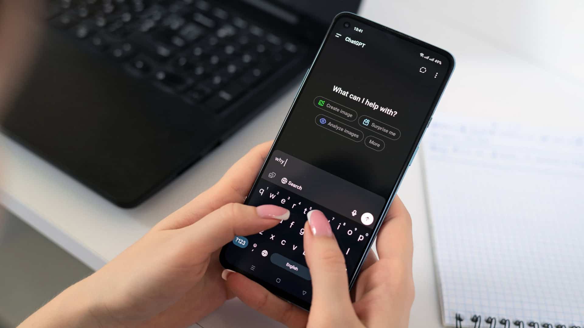 Pessoa usando ChatGPT num celular Android