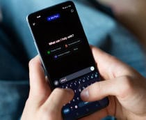 Pessoa escrevendo pergunta no aplicativo do ChatGPT num celular