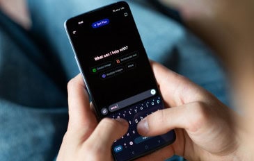 Pessoa escrevendo pergunta no aplicativo do ChatGPT num celular