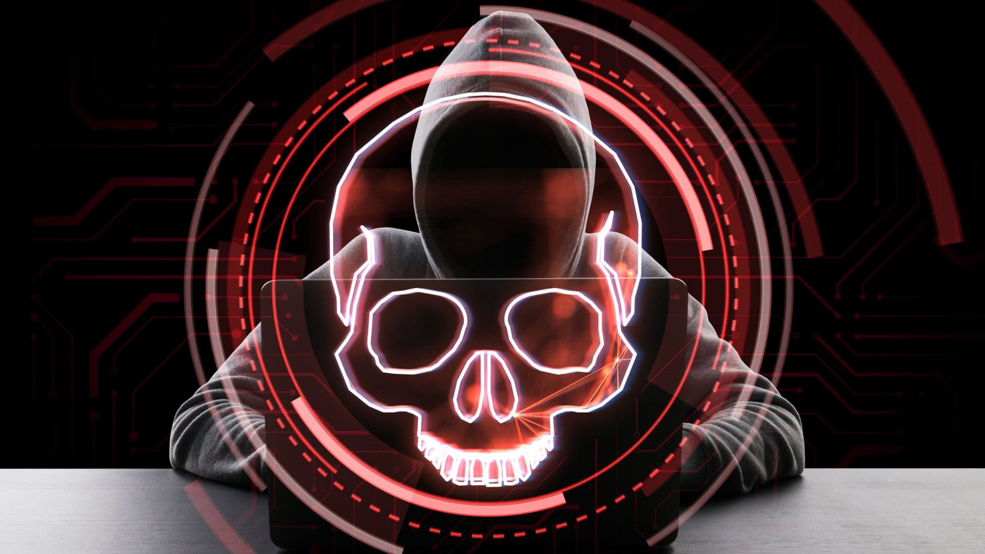 Pessoa encapuzada com ícone de caveira em cima