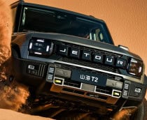 SUV T2, da Jetour, andando de lado em duna no deserto