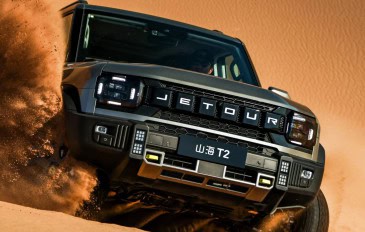 SUV T2, da Jetour, andando de lado em duna no deserto