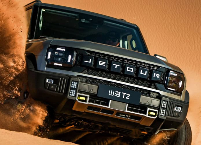 SUV T2, da Jetour, andando de lado em duna no deserto