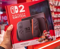 Pessoa segurando caixa de Nintendo Switch 2 numa loja