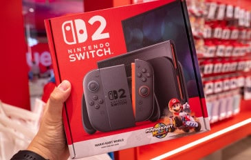 Pessoa segurando caixa de Nintendo Switch 2 numa loja