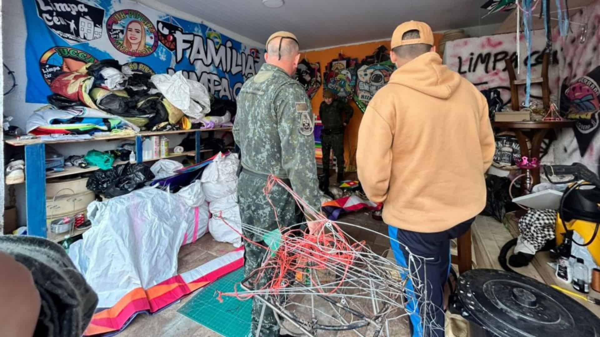 Policias durante Operação Bancada, que mirou influenciadores e esquema de balões ilegais em São Paulo