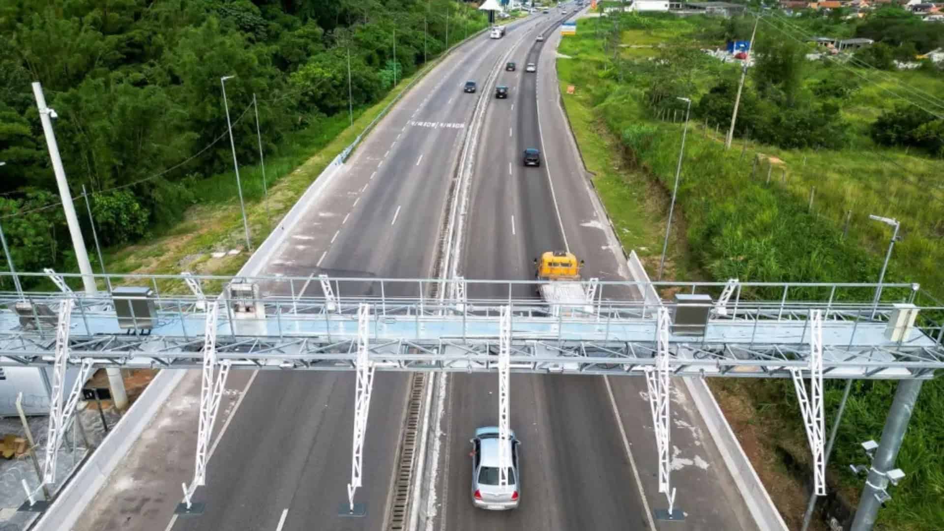 Pedágio Free Flow na rodovia Dutra visto de cima