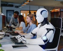 Robô trabalhando em escritório ao lado de pessoas