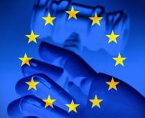 Mão de robô segurando martelo usado na Justiça para ilustrar Lei de IA (AI Act) da União Europeia (UE)