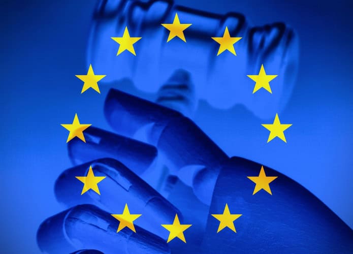 Mão de robô segurando martelo usado na Justiça para ilustrar Lei de IA (AI Act) da União Europeia (UE)