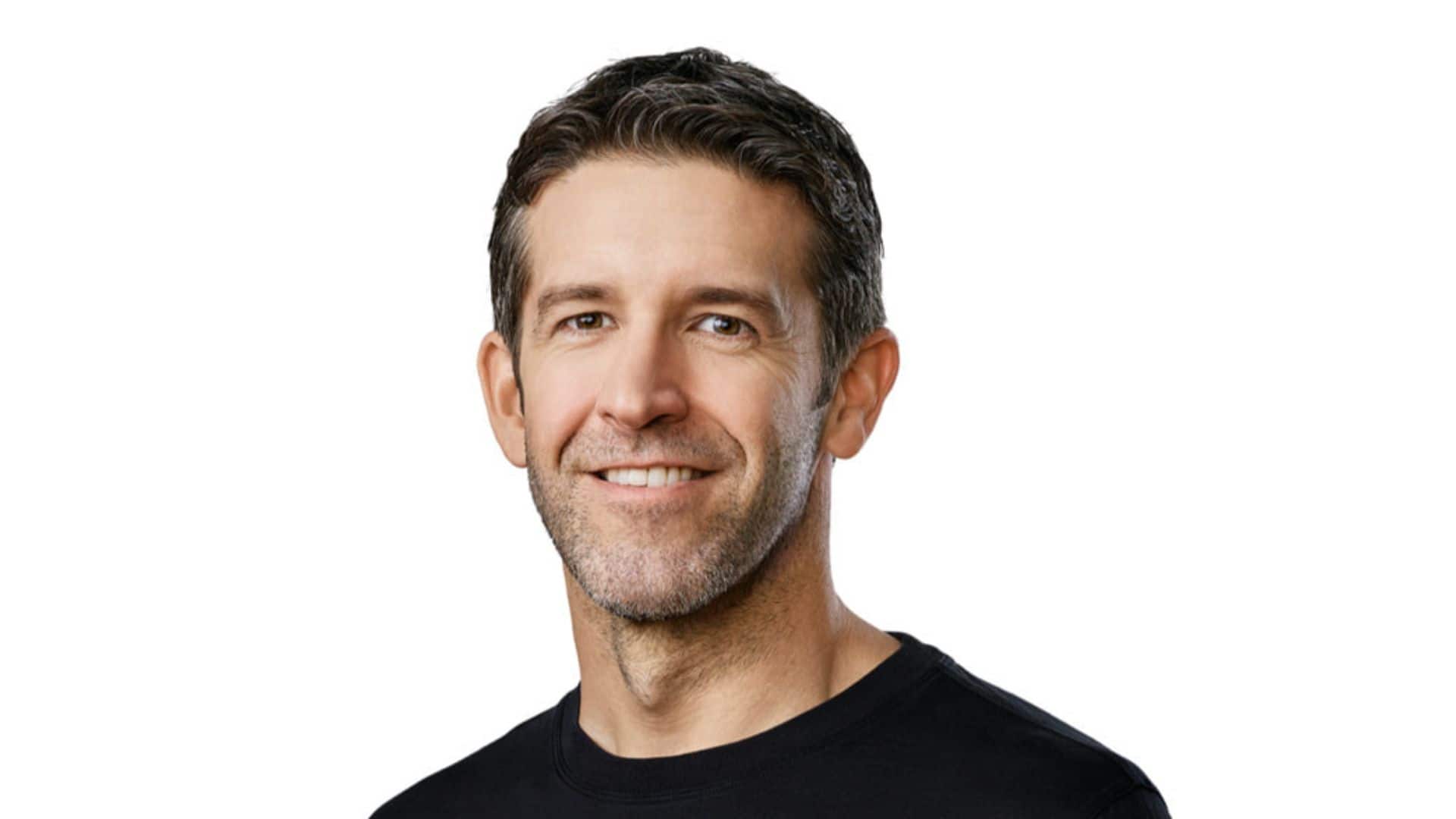 Foto estilo retrato de John Ternus, da Apple