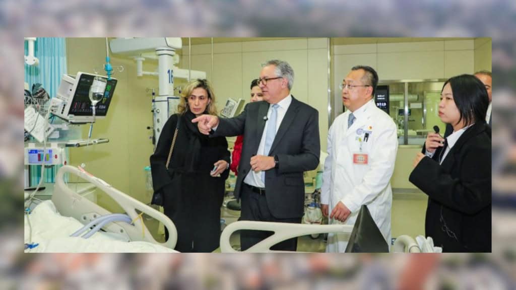 Alexandre Padilha durante visita a hospital na China