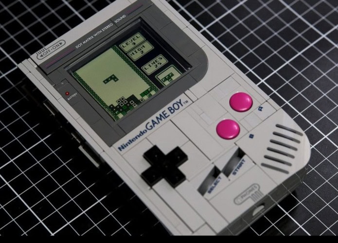 Lego Game Boy modificado com chips reais pela desenvolvedora Natalie The Nerd/ Imagem Divulgação
